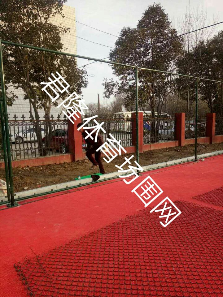江蘇徐州450平米籃球場(chǎng)圍網(wǎng)按裝過程